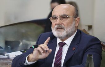 Deputeti i PS , Vullnet Sinaj kunder shkrirjes se Bashkise Selenice