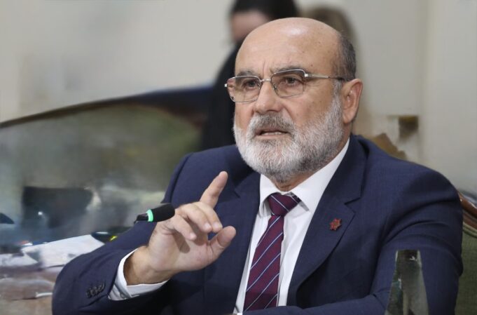 Deputeti i PS , Vullnet Sinaj kunder shkrirjes se Bashkise Selenice