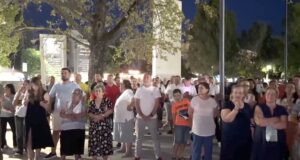 Qindra banorë protestojnë në Cërrik kundër shkrirjes së bashkisë me Elbasanin