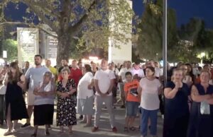 Qindra banorë protestojnë në Cërrik kundër shkrirjes së bashkisë me Elbasanin