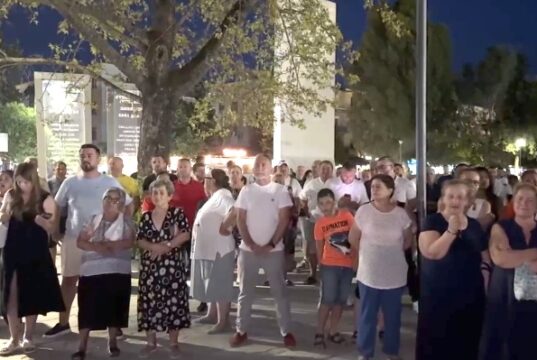 Qindra banorë protestojnë në Cërrik kundër shkrirjes së bashkisë me Elbasanin
