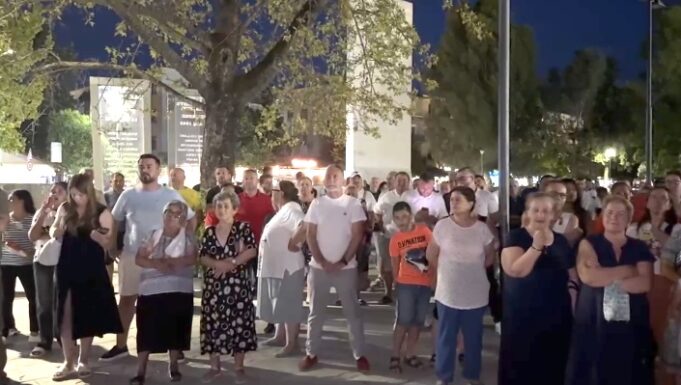 Qindra banorë protestojnë në Cërrik kundër shkrirjes së bashkisë me Elbasanin
