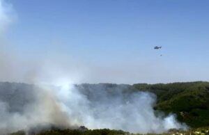 Zjarri në Rriban të Mallakastrës del jashtë kontrollit, nis ndërhyrja nga ajri
