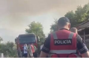 Zjarri në Mallakastër, Policia evakuon 15 familje dhe bagëtitë në Riban