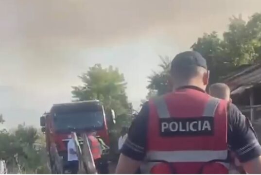 Zjarri në Mallakastër, Policia evakuon 15 familje dhe bagëtitë në Riban