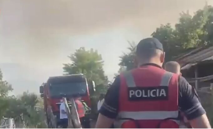 Zjarri në Mallakastër, Policia evakuon 15 familje dhe bagëtitë në Riban