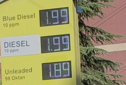 Bie ndjeshëm çmimi i naftës në Fier, zbritet në 199 lekë për litër