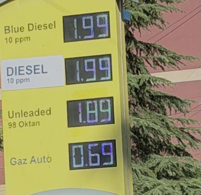 Bie ndjeshëm çmimi i naftës në Fier, zbritet në 199 lekë për litër