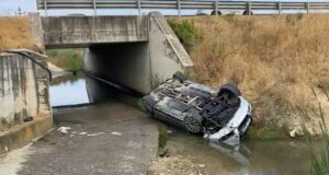 Aksident në aksin Fier-Lushnjë – ‘Audi’ del nga rruga dhe përfundon në nënkalim