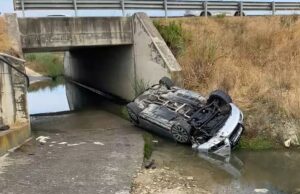 Aksident në aksin Fier-Lushnjë – ‘Audi’ del nga rruga dhe përfundon në nënkalim
