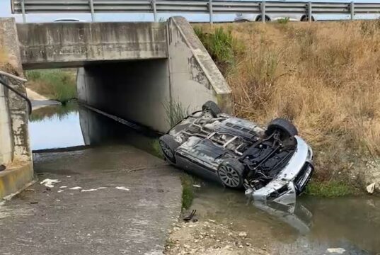 Aksident në aksin Fier-Lushnjë – ‘Audi’ del nga rruga dhe përfundon në nënkalim