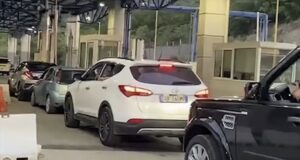 Radhë deri në 5 km në Kakavijë, fluksi bllokohet nga ritmi i ngadaltë në palën greke