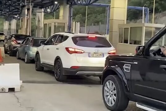 Radhë deri në 5 km në Kakavijë, fluksi bllokohet nga ritmi i ngadaltë në palën greke