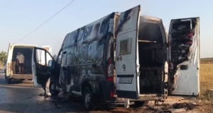 Përfshihet nga flakët furgoni në Lushnjë