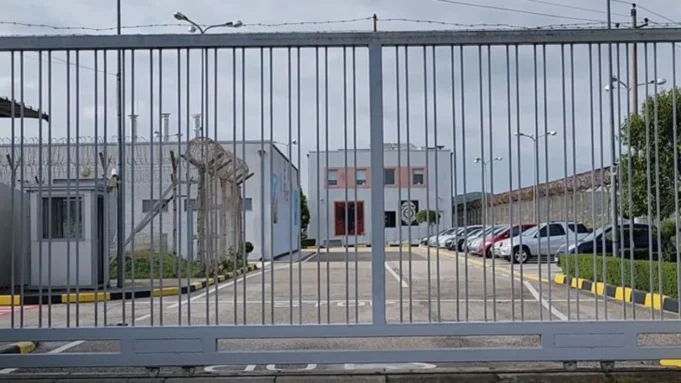 Pl*g*sja në burgun FIER e Bajrit dhe një të dënuari tjetër, pezullohen 8 efektivë