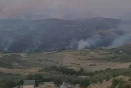 Zjarri në Koilaç të Mallakastrës, nis ndërhyrja nga ajri për shuarjen e flakëve