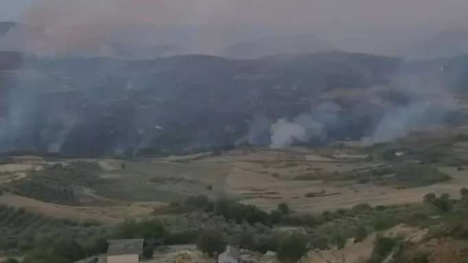 Zjarri në Koilaç të Mallakastrës, nis ndërhyrja nga ajri për shuarjen e flakëve