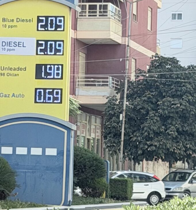 “Kërcen” sërish çmimi i naftës, nga 199 në 209 lekë