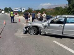 Përplasen “Porsche” dhe “Benz”, plagoset pasagjerja