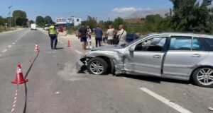 Përplasen “Porsche” dhe “Benz”, plagoset pasagjerja