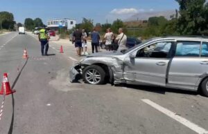 Përplasen “Porsche” dhe “Benz”, plagoset pasagjerja