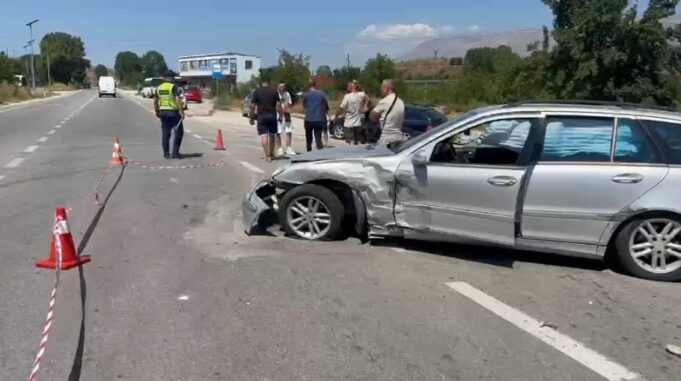 Përplasen “Porsche” dhe “Benz”, plagoset pasagjerja