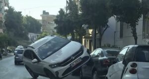 Aksident i pazakontë në Sarandë, tre automjete përfshihen në përplasje