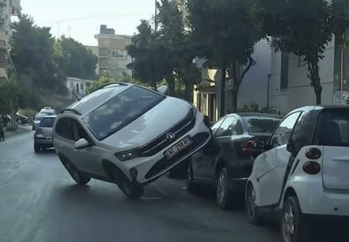 Aksident i pazakontë në Sarandë, tre automjete përfshihen në përplasje