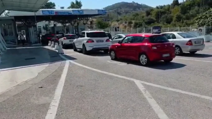 Radhë në kufirin me Greqinë, mijëra udhëtarë në Kakavijë dhe Qafë Botë