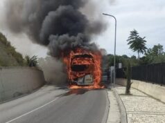 Autobusi me turistë merr flakë në Qafën e Kalasë në Berat