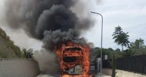 Autobusi me turistë merr flakë në Qafën e Kalasë në Berat