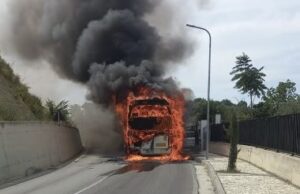 Autobusi me turistë merr flakë në Qafën e Kalasë në Berat