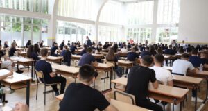 Matematika “fundosi” më shumë maturantë, 645 mbetës në Maturën Shtetërore 2026