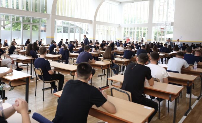 Matematika “fundosi” më shumë maturantë, 645 mbetës në Maturën Shtetërore 2026