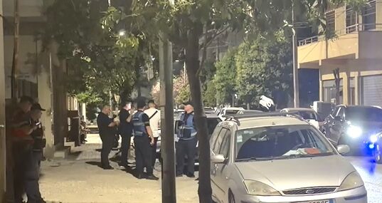 Dyshime për lëndë plas*se në një furgon të braktisur në Vlorë, policia sekuestron mjetin