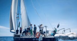 Anijet e “Global Sumud Flotilla” drejt Sazanit, aktivistët italianë kundër projektit të resortit
