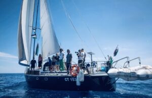 Anijet e “Global Sumud Flotilla” drejt Sazanit, aktivistët italianë kundër projektit të resortit