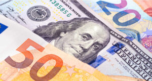 Euro dhe dollari bien në nivele historike, dollari i afrohet 75 lekëve si ne kohen e diktatures
