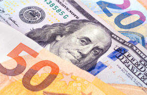 Euro dhe dollari bien në nivele historike, dollari i afrohet 75 lekëve si ne kohen e diktatures