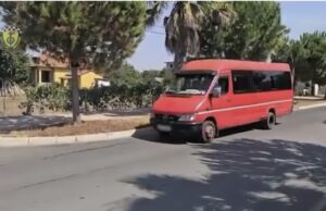 Përdorte celularin gjatë drejtimit të autobusit, ndëshkohet shoferi në Fier