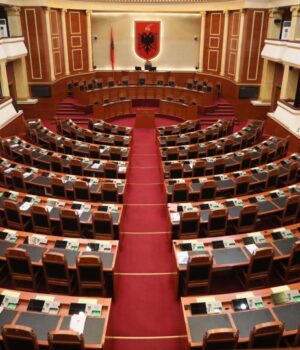 Deputetët kushtojnë mbi 707 mijë euro në korrik, 23 milionë lekë vetëm rimbursime