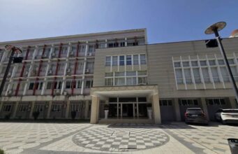 Luan Baçi ironizon njoftimin e Bashkisë Fier: “E marta ditë e shënuar deri në zgjedhjet e ardhshme”