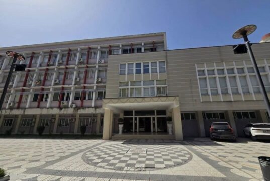 Luan Baçi ironizon njoftimin e Bashkisë Fier: “E marta ditë e shënuar deri në zgjedhjet e ardhshme”