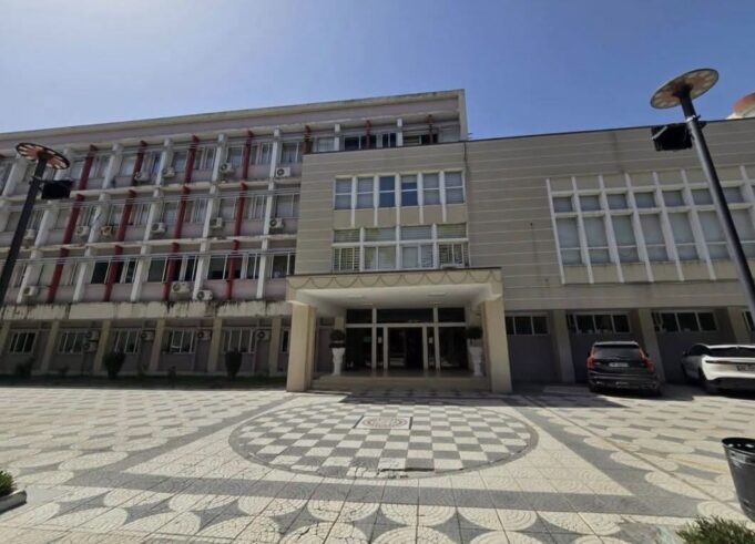 Luan Baçi ironizon njoftimin e Bashkisë Fier: “E marta ditë e shënuar deri në zgjedhjet e ardhshme”