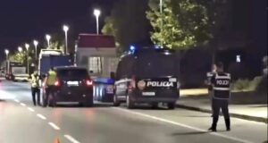 Policia blindon hyrje-daljet e Vlorës, kontrolle të shumta ndaj automjeteve