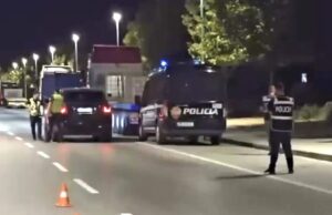 Policia blindon hyrje-daljet e Vlorës, kontrolle të shumta ndaj automjeteve