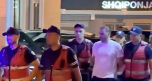 Fotot e Ergys Agasit nga brenda Policisë/ Pezullohen dy efektivë