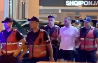 Fotot e Ergys Agasit nga brenda Policisë/ Pezullohen dy efektivë
