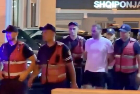 Fotot e Ergys Agasit nga brenda Policisë/ Pezullohen dy efektivë