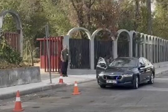 Protesta me vezë ndryshon planet e Ramës, mbledhja e socialistëve zhvendoset në rezidencën qeveritare